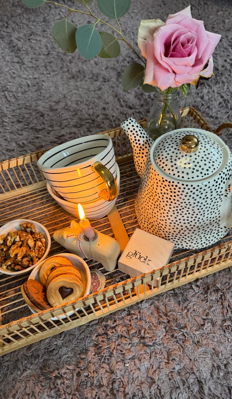 Gemütliche Teestunde mit Gebäck in der Hebammenpraxis Dresden